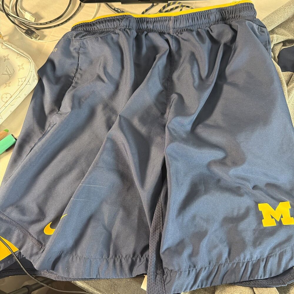 Nike michigan wolverines dri fit shorts L